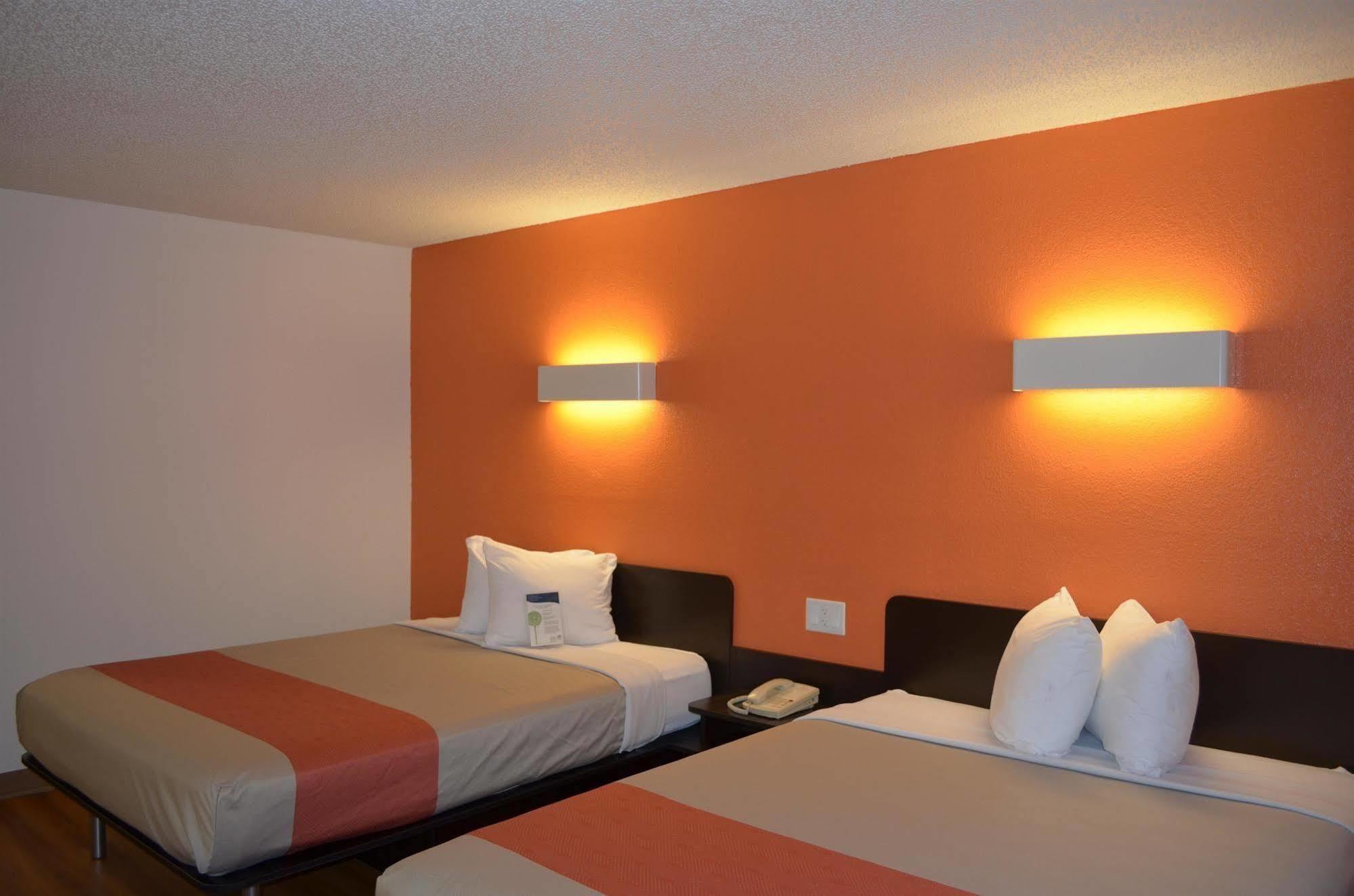 Motel 6 - Newest - Ultra Sparkling Approved - Chiropractor Approved Beds - New Elevator - Robotic Massages - New 2023 Amenities - New Rooms - New Flat Screen Tvs - All American Staff - Walk To Longhorn Steakhouse And Ruby Tuesday - Book Today And Sav Kingsland Exteriér fotografie